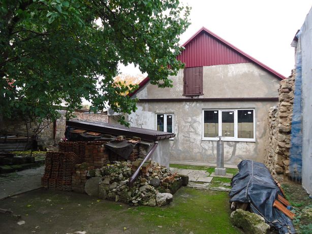дом под реконструкцию,рядом парк Петровского,остановка,школа.