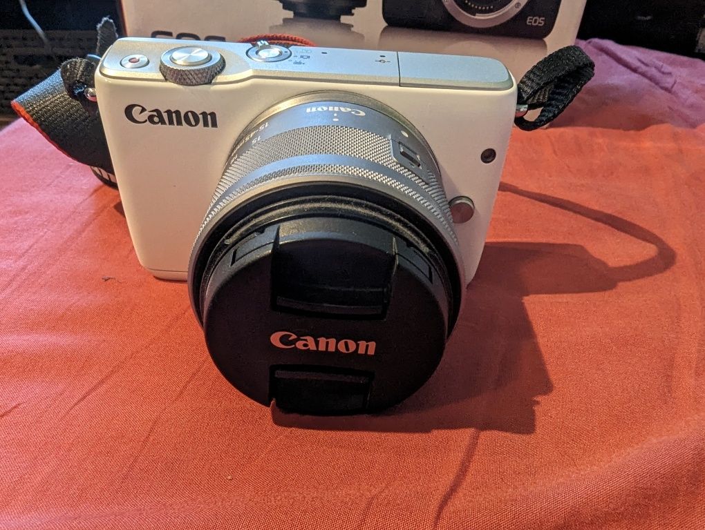 Aparat fotograficzny, bezlusterkowy Canon Eos M10, z obiektywem