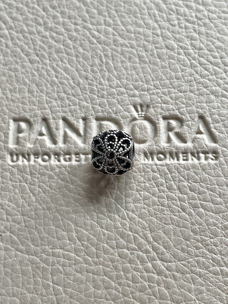 Pandora charms ażurowy