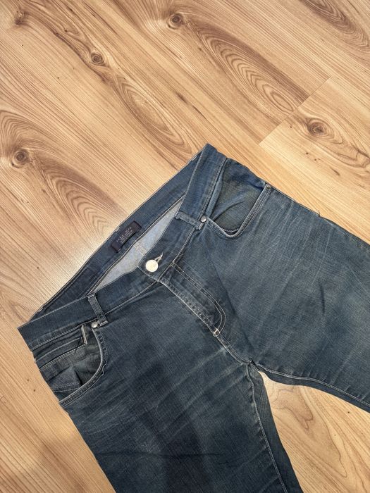 niebieskie długie dżinsy