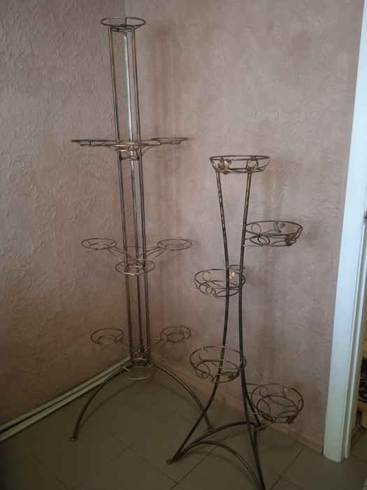 Продам недорого підставки для квітів,вазонів металеві