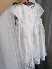 Biała sukieneczka na chrzest