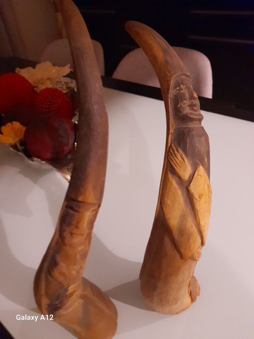 Chifres com desenhos esculpidos