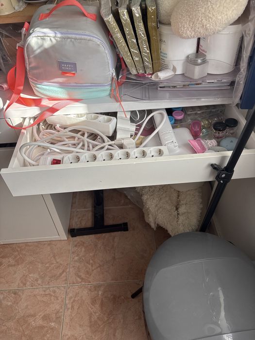 Vendo secretária com arrumação