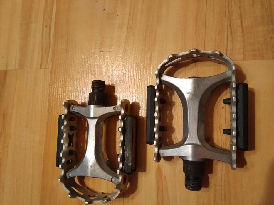 Metalowe pedały rowerowe.