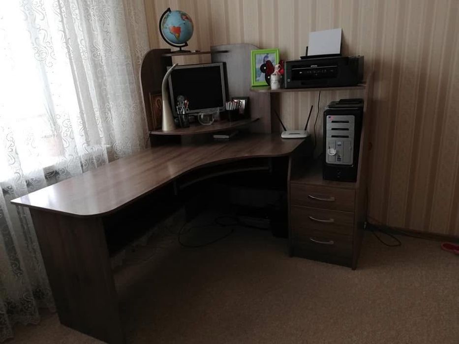 Стіл письмовий/компʼютерний