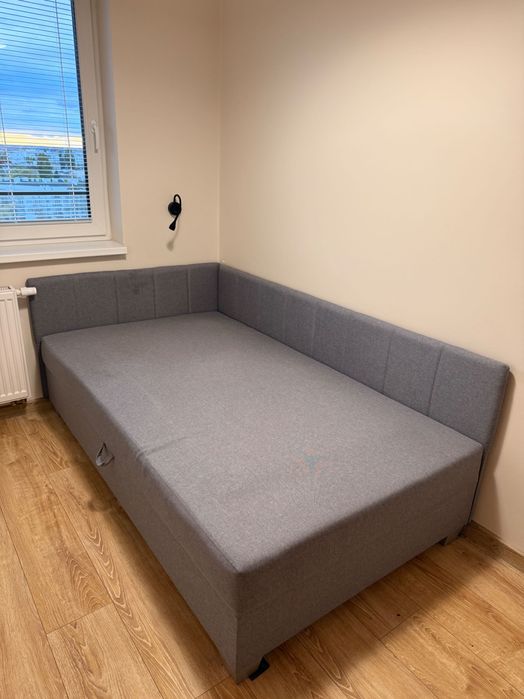 Łóżko tapczan z oparciem i dużym pojemnikiem