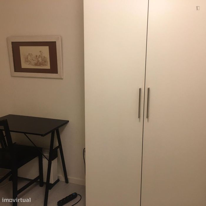 346091 - Quarto privado com cama de solteiro em...