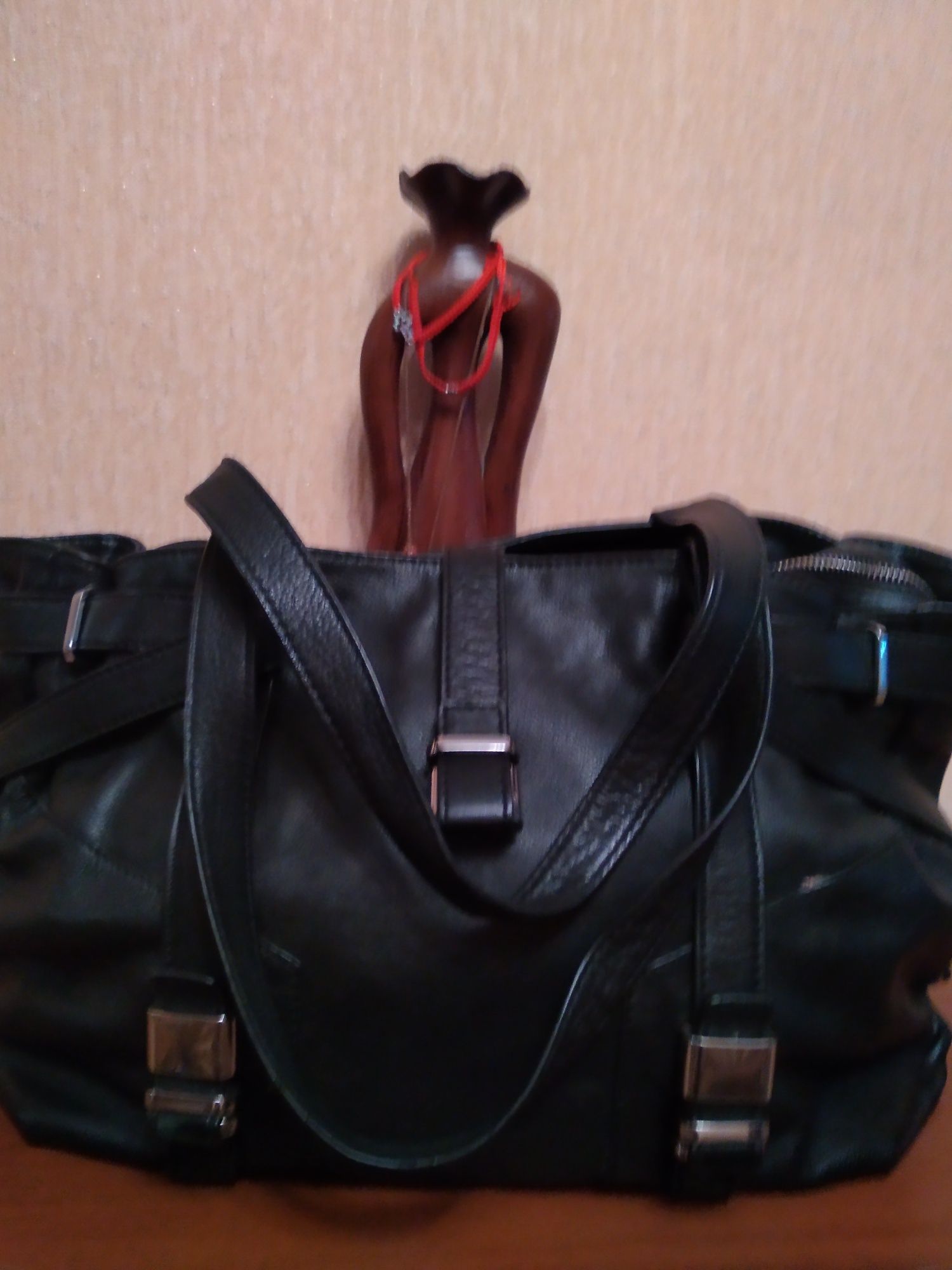 Шкіряна сумка,брендова, чорного кольору,середнього розміру