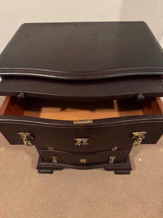 Mesa de cabeceira em madeira maciça