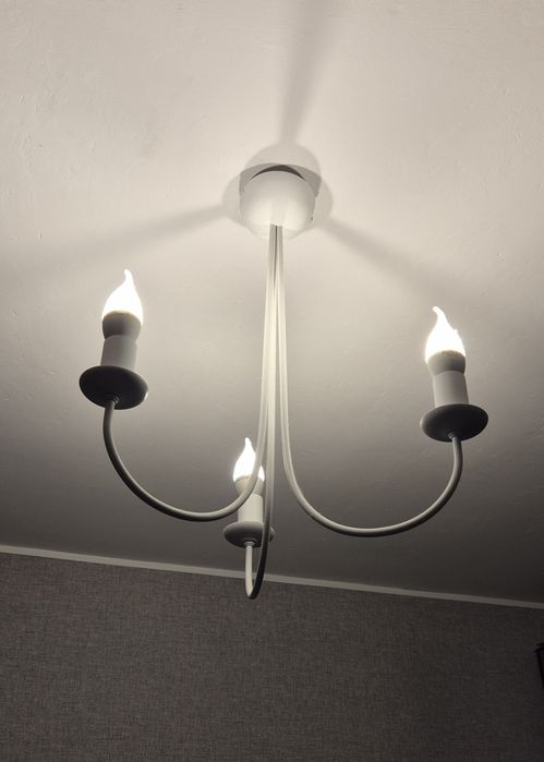 Biały żyrandol na 3 żarówki