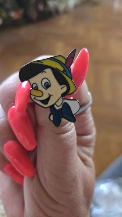Przypinka Pinokio.