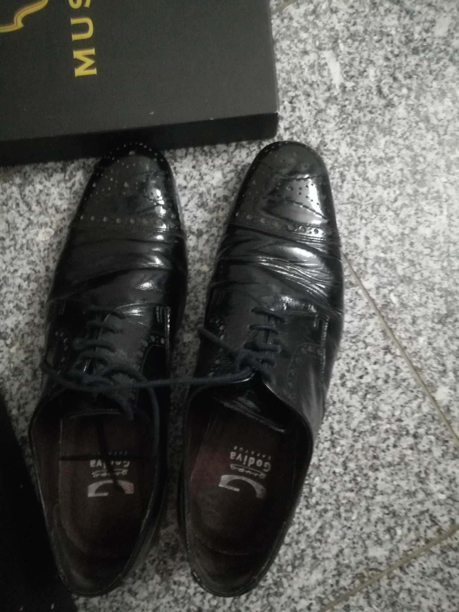 Sapatos em camurça beje  com bridão