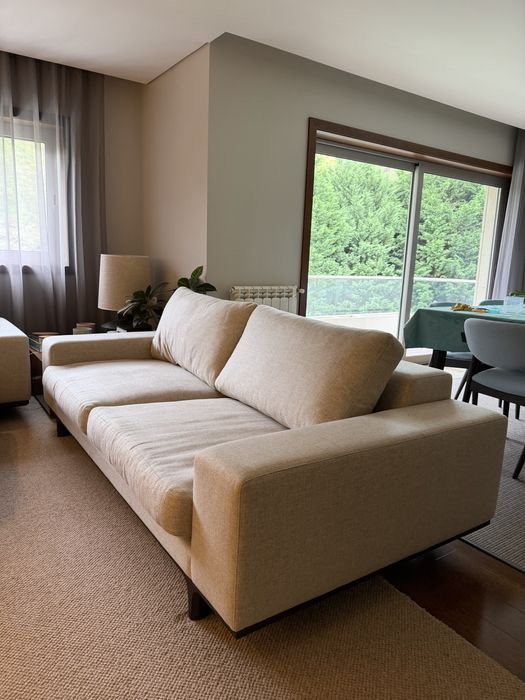 Sofá - tecido bege e pés em madeira