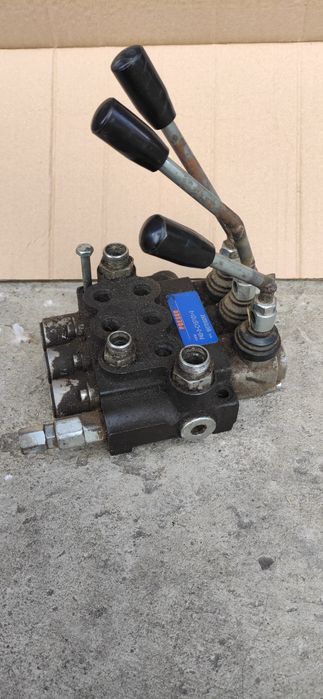 Rozdzielacz hydrauliczny 3-sekcyjny ręczny Presko 40L 03P40