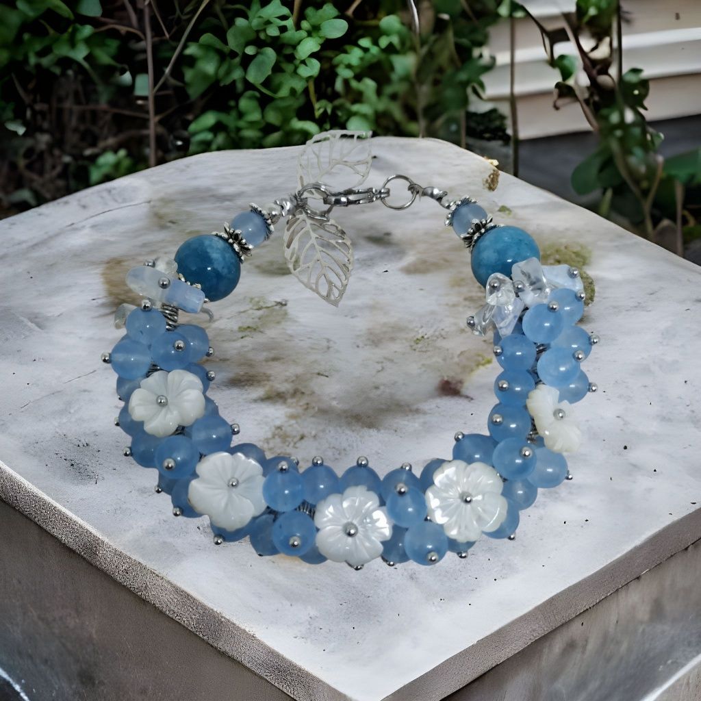 Unikalna bransoletka z niebieskich Chalcedonów i kwiatów z masy perłow