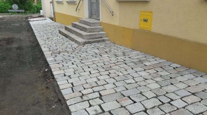 Starobruk rzędówka kostka granitowa cięta płomieniowana bruk kamień