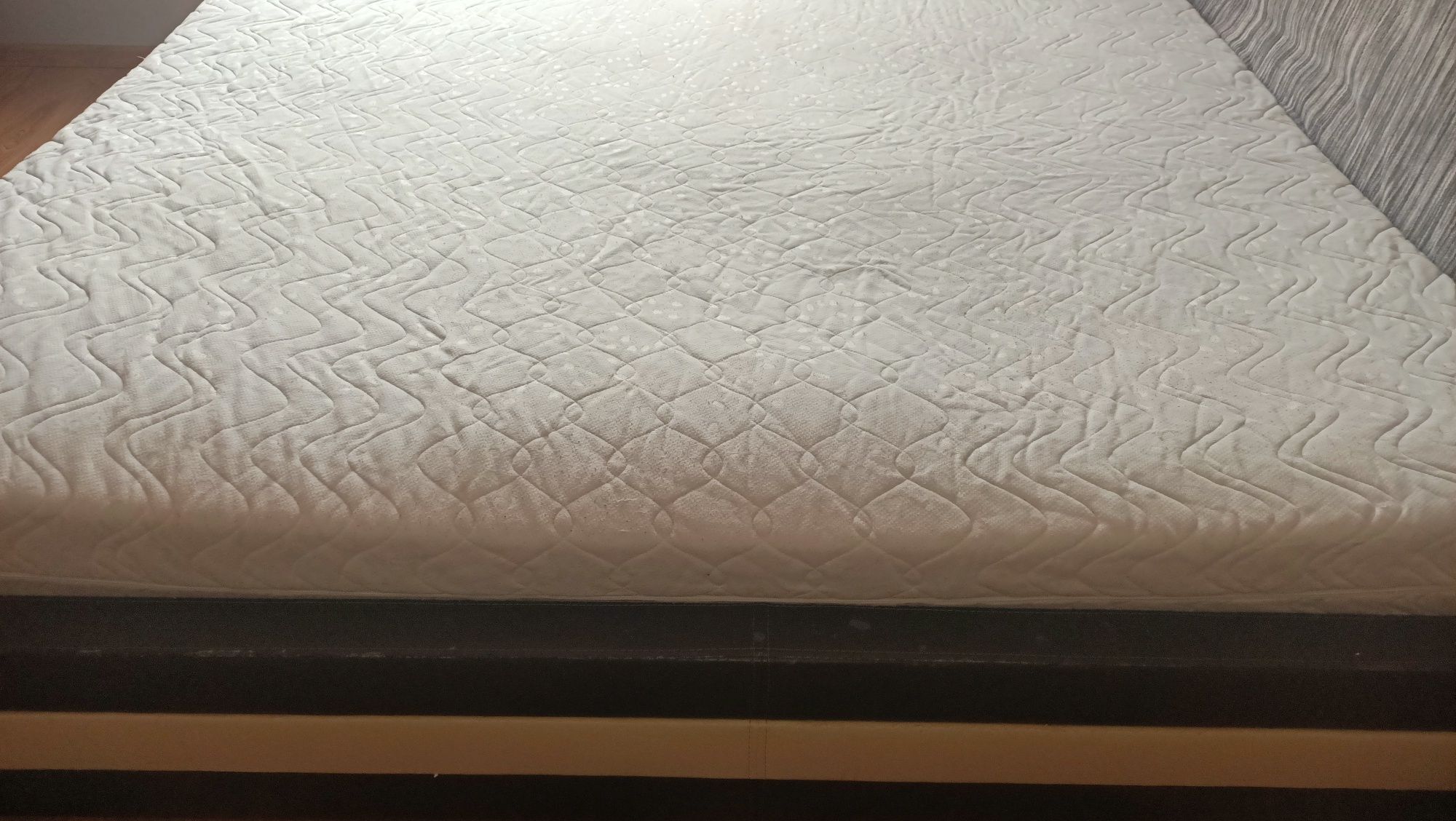 Łóżko do sypialni tapicerowane duże łoże z materacem