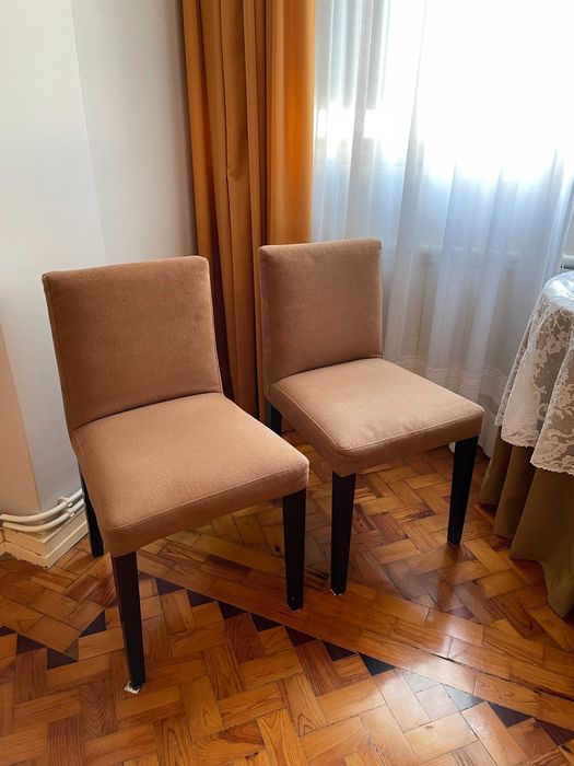 Par de cadeiras estofadas