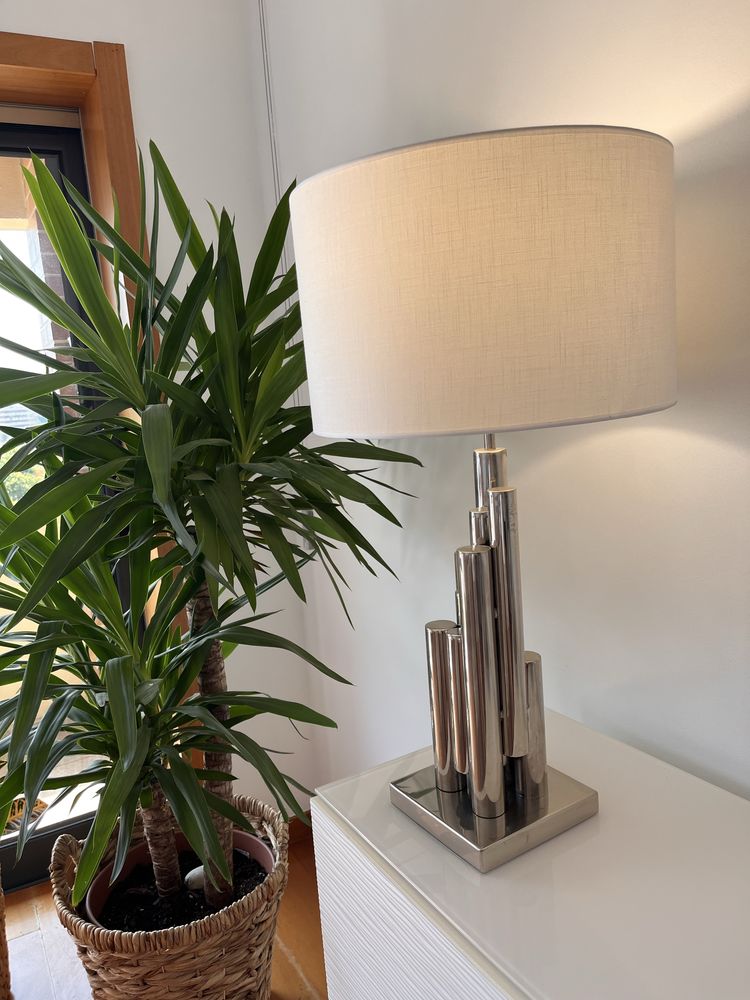 Elegante Candeeiro com abat-jour