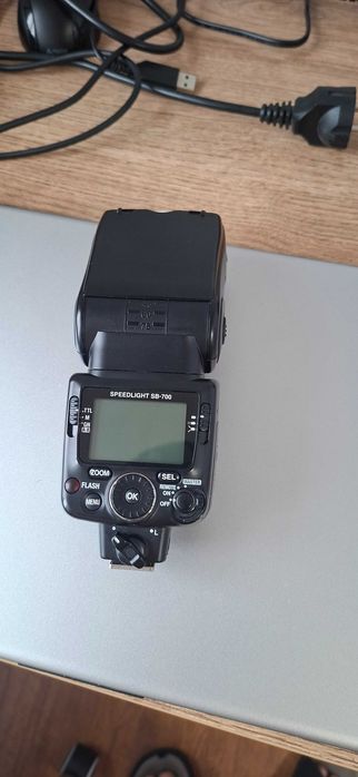 Вспышку Nikon SB-700 AF TTL 
Вспышка Nikon SB-700 AF TTL