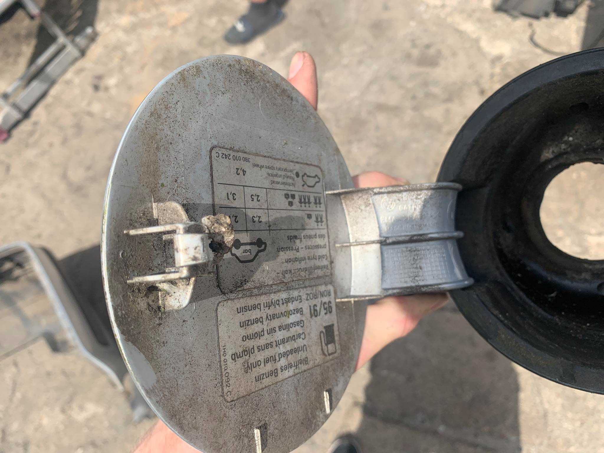 klapka wlewu paliwa vw volkswagen passat b5 przedlift LB7Z