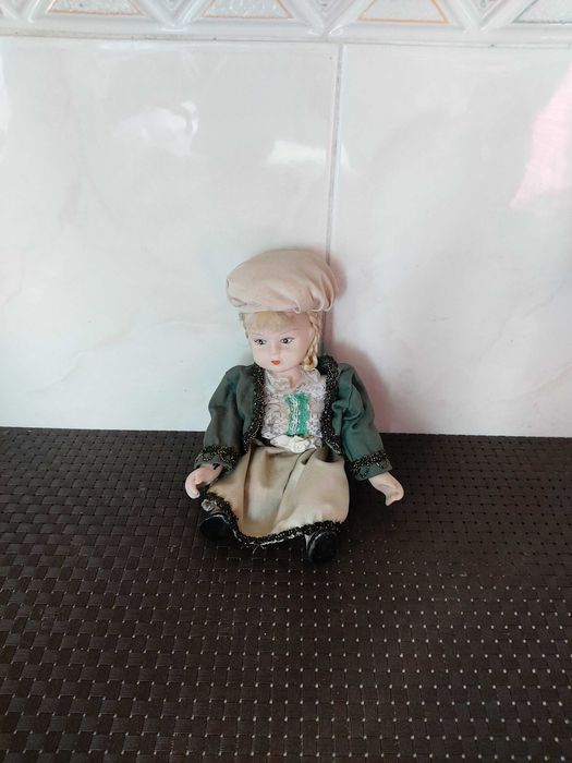 Boneca loira sentada