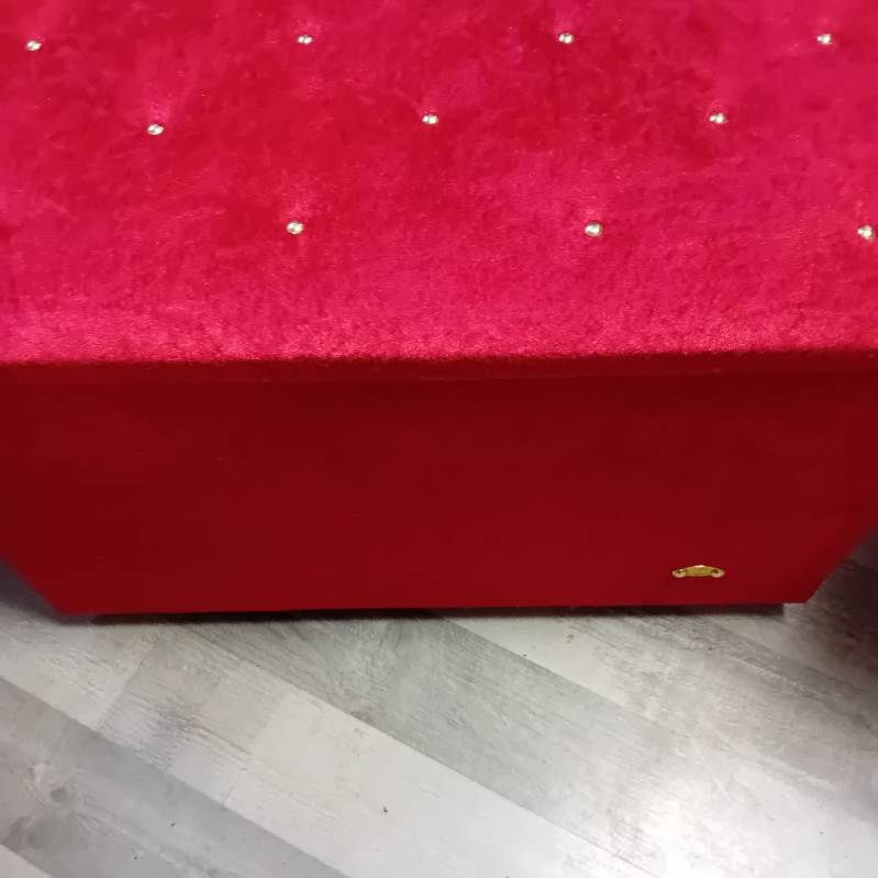 Pufa obita materiałem otwierana.