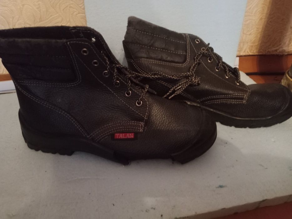 Ботінки робочі пошкоджені