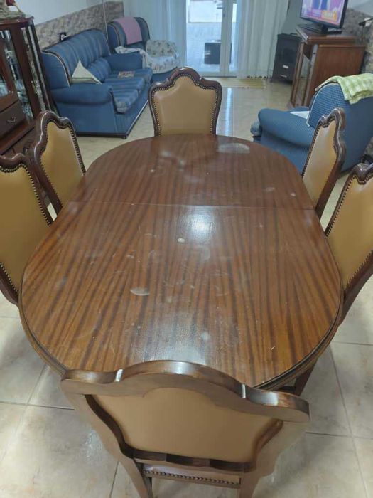 Móvel Clássico e Mesa e Cadeiras