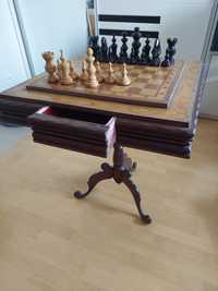 Stolik szachowy z figurami