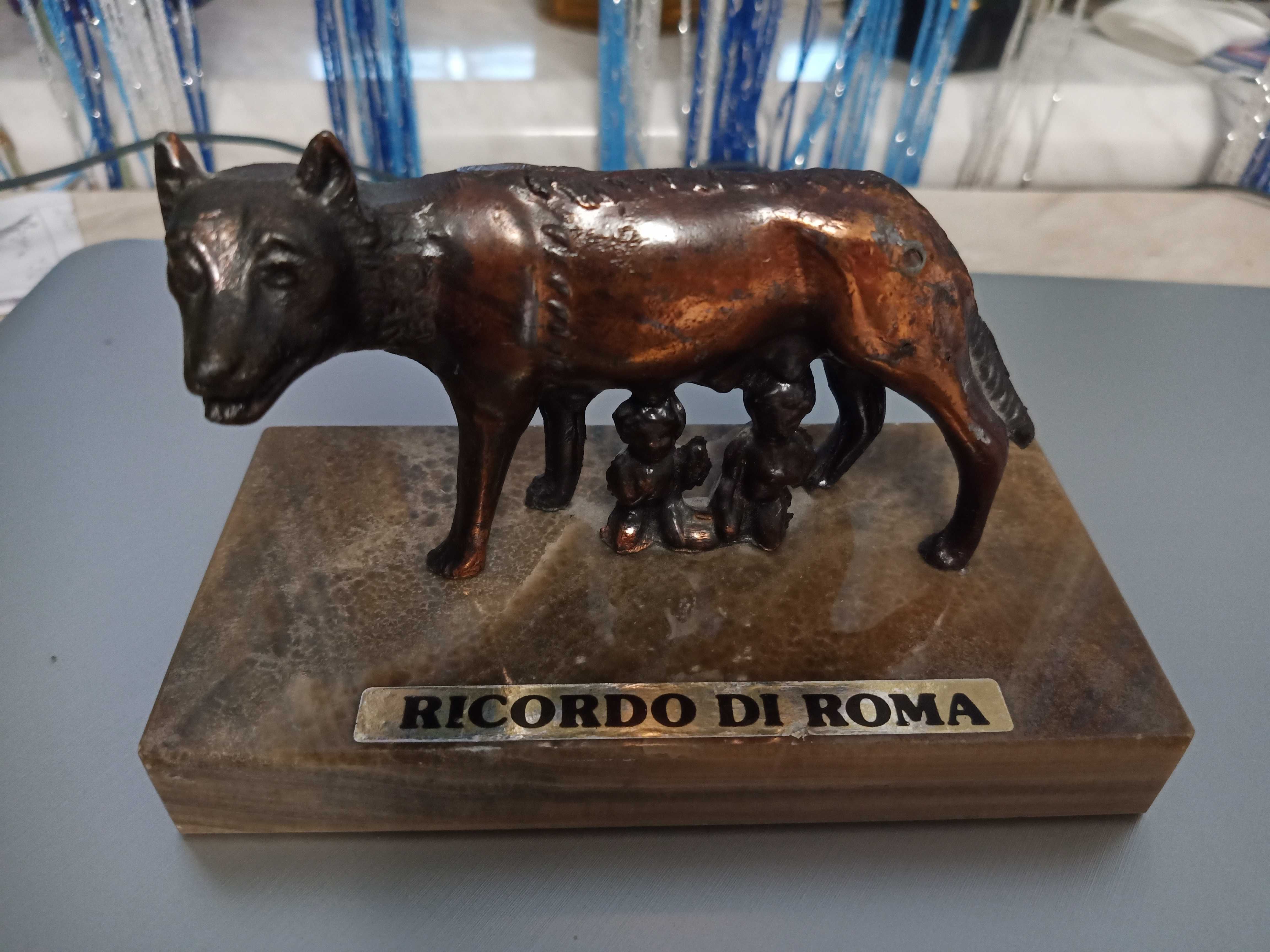 Винтажная итальянская статуэтка  на мраморной основе Ricordo di roma