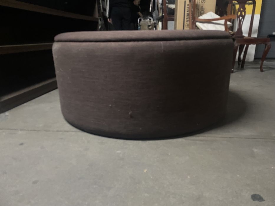Otomana (puff) circular em tecido castanho (2ud)