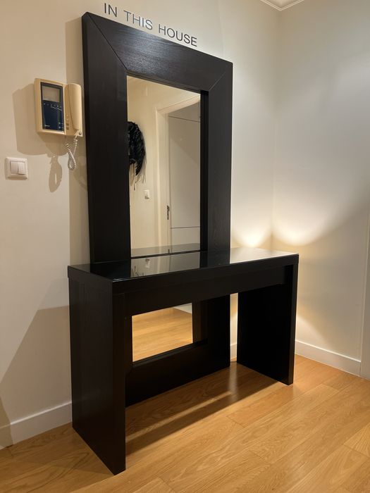 Conjunto Aparador e Espelho IKEA