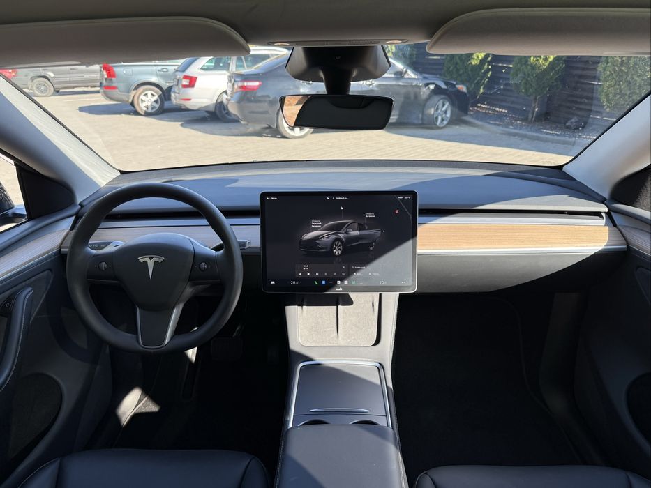 Продаю Tesla Y 2024