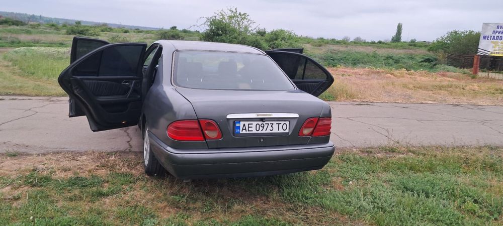 Продам мерседес 210