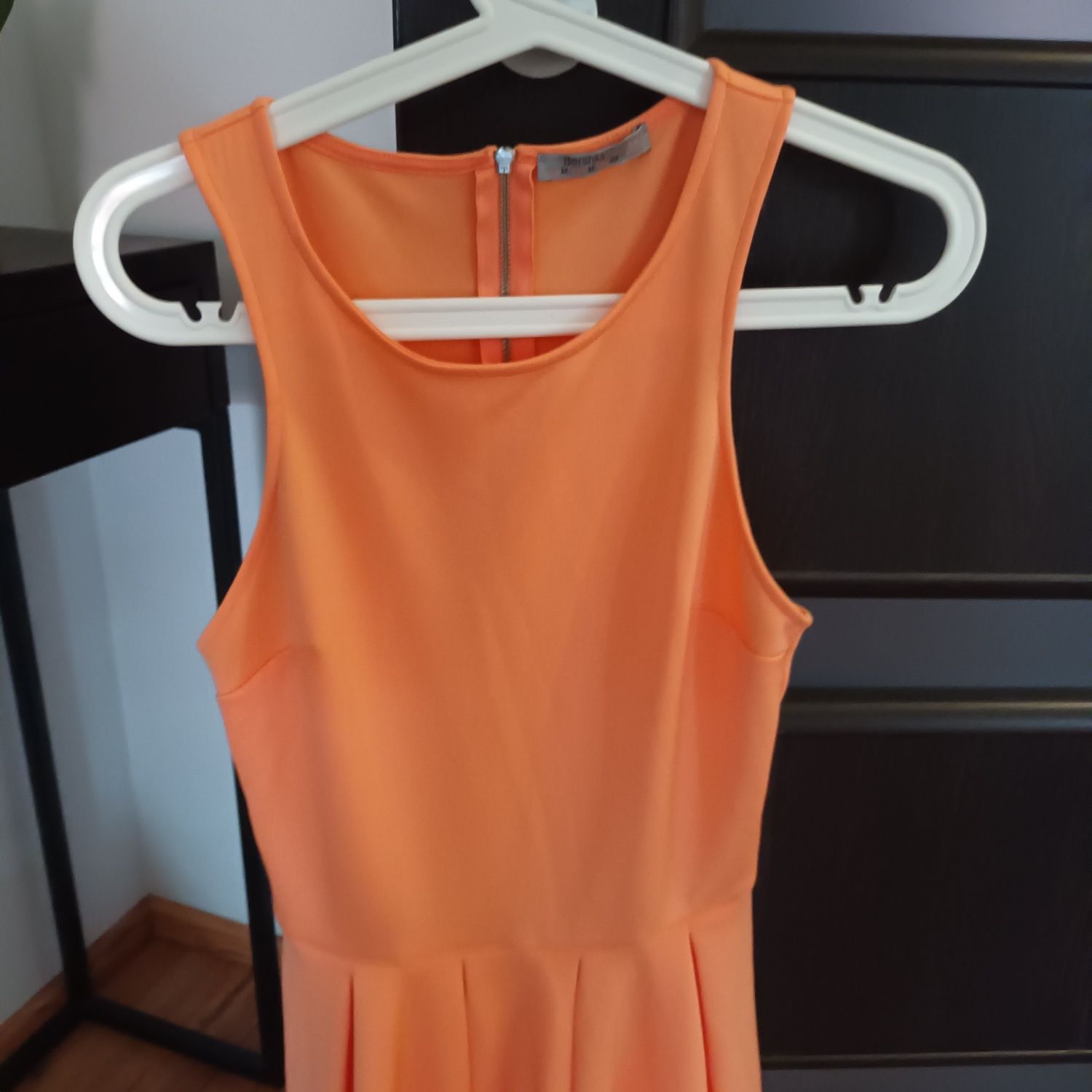 Sukienka S 36 Bershka bez rękawów brzoskwiniowa pomarańczowa