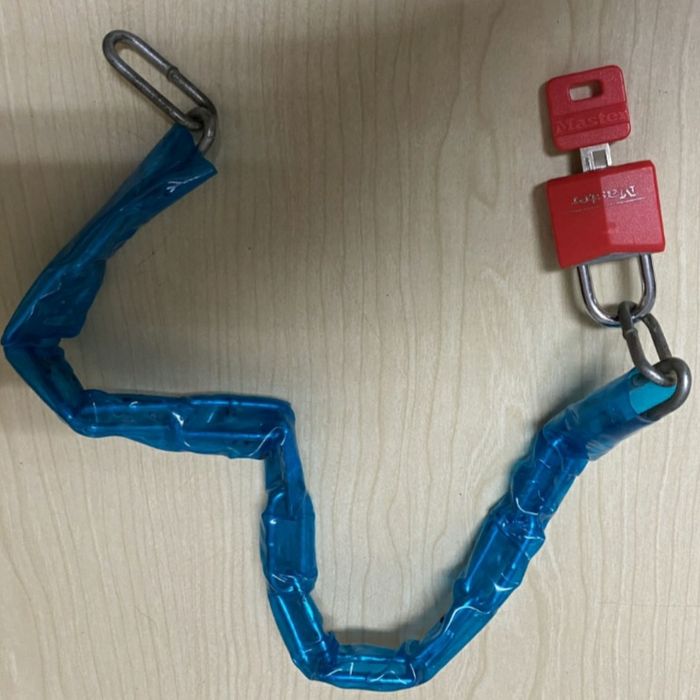 Corrente metálica com cadeado.
