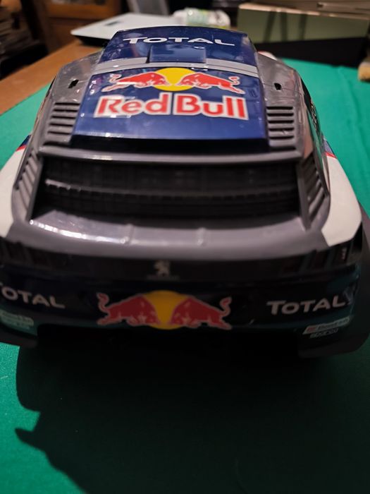 Carro Peugeot total e red bull