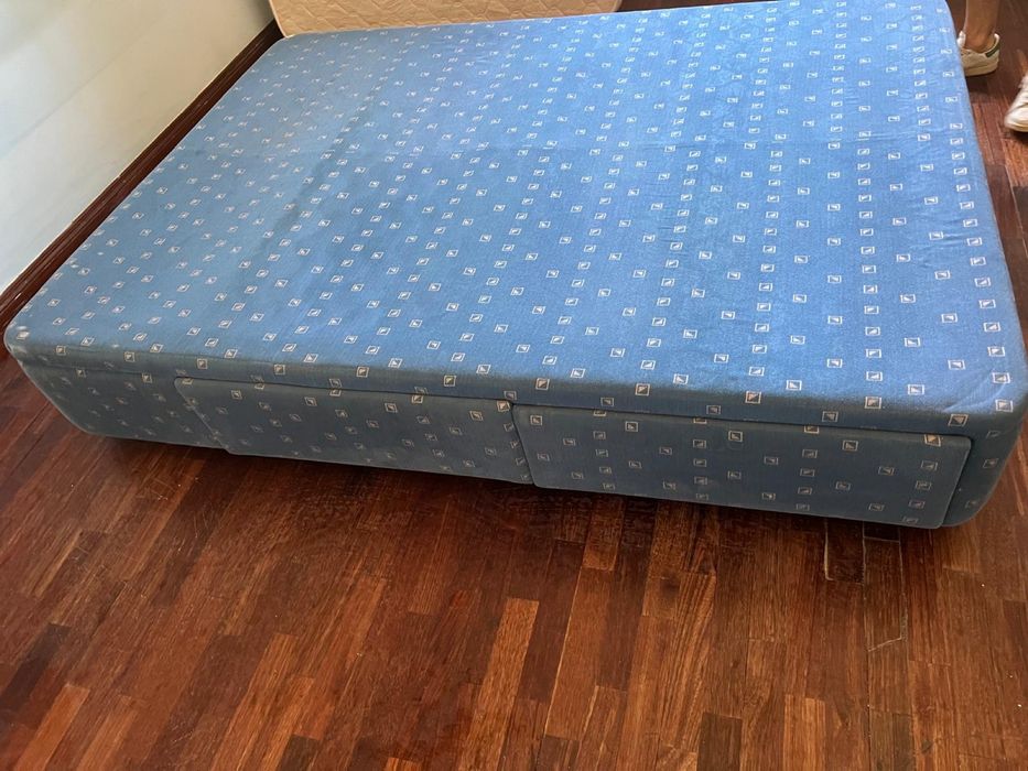 Somier de casal azul