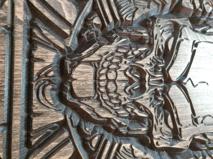 Rzeźba karta as pik drewno czaszka 39,5x55cm