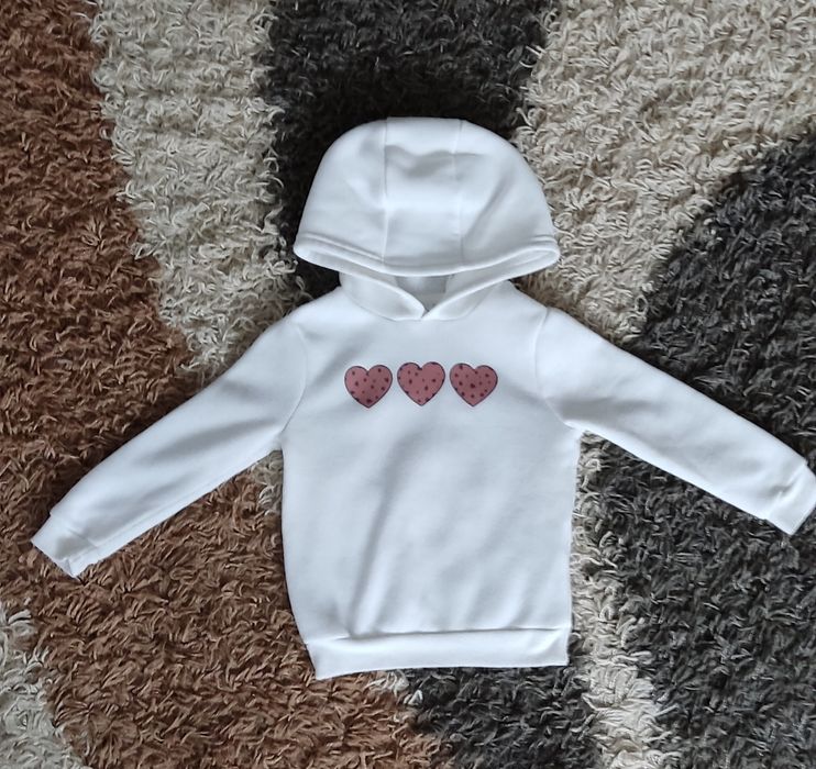 Biała bluza z kapturem 110