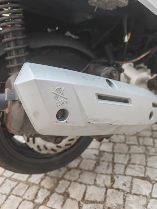Mota Sym GTS 125i com baú traseiro