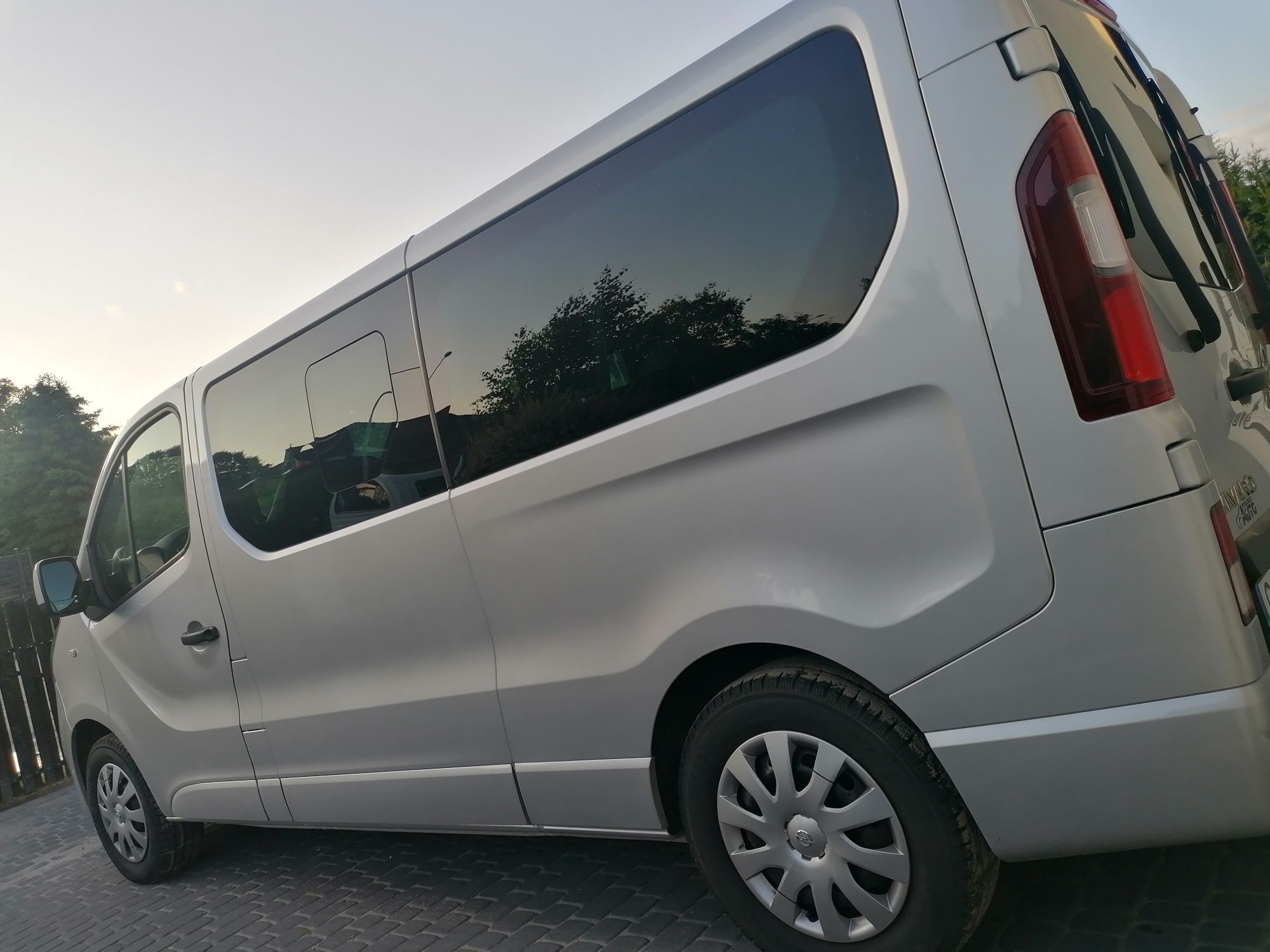 Wynajem bus 9 osób wypożyczalnia Opel Vivaro long 145KM