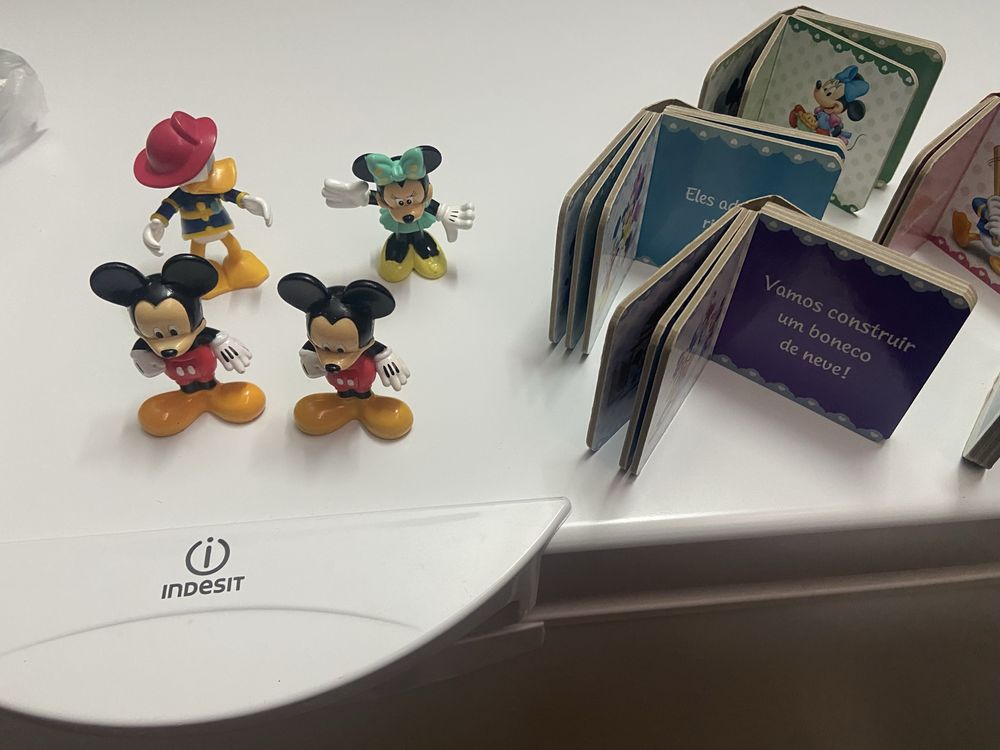 Bonecos e livros da disney