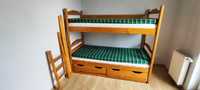 Łóżko piętrowe z pojemnikami na pościel i materacami