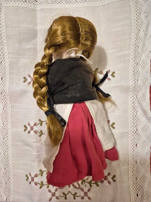 колекційна порцелянова лялька