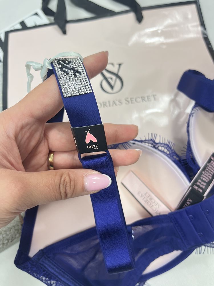 Granatowy biustonosz push-up z kryształkami Victoria’s Secret 32DD/70E