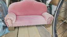 Wiekowa sofa dla lalek