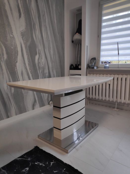 Sprzedam rozkaldany stol do jadalni na masywnej nodze